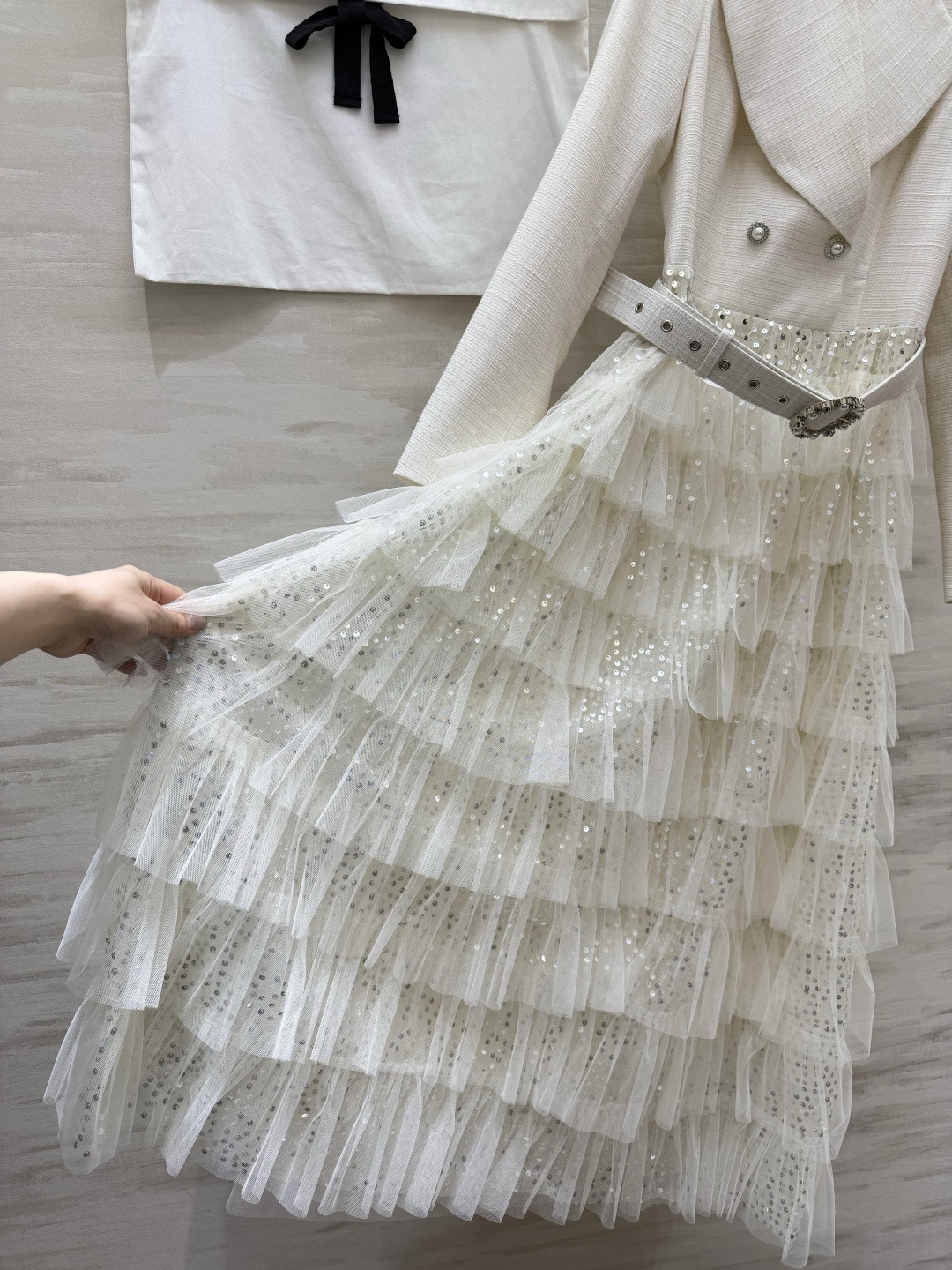 #Chane♡²⁶高奢名媛风西装纱裙 把温柔与高级穿在身上✨ 这件西装纱裙太戳我了！层层叠叠的亮片网纱裙