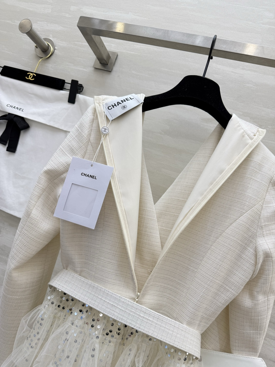 #Chane♡²⁶高奢名媛风西装纱裙 把温柔与高级穿在身上✨ 这件西装纱裙太戳我了！层层叠叠的亮片网纱裙