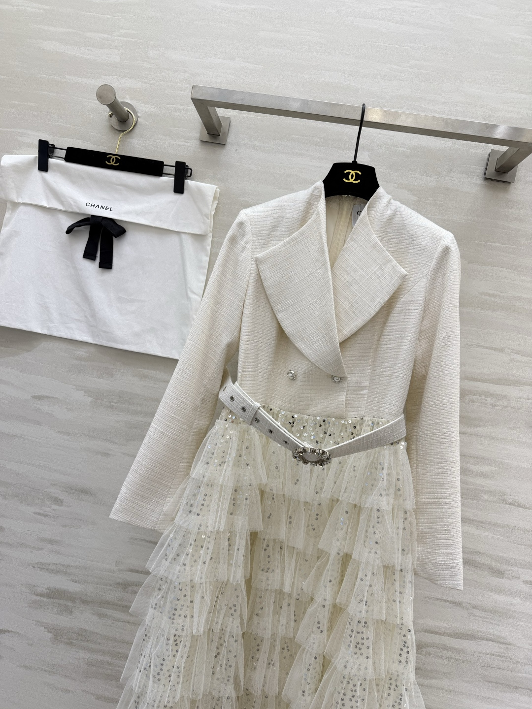 #Chane♡²⁶高奢名媛风西装纱裙 把温柔与高级穿在身上✨ 这件西装纱裙太戳我了！层层叠叠的亮片网纱裙