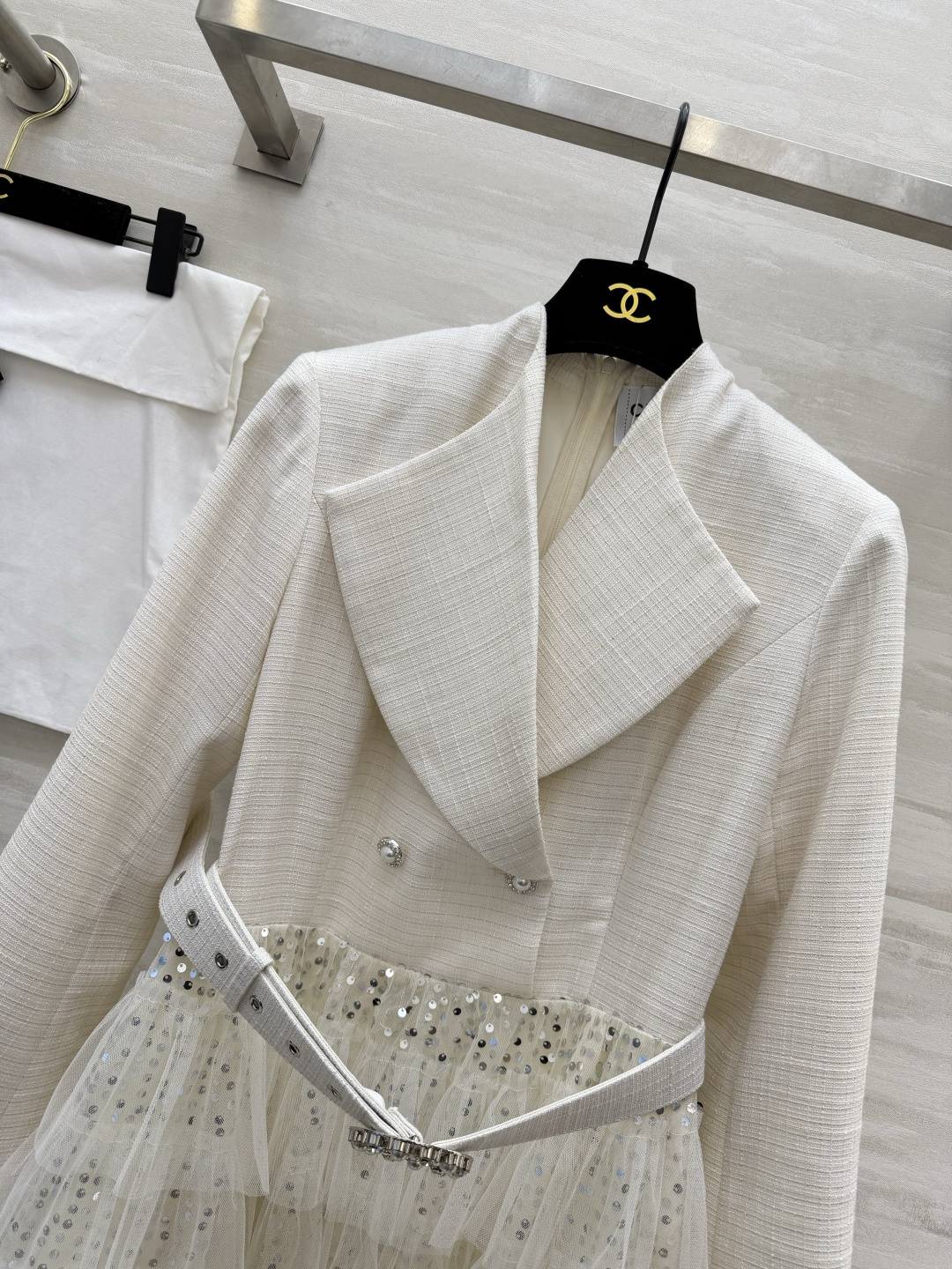 #Chane♡²⁶高奢名媛风西装纱裙 把温柔与高级穿在身上✨ 这件西装纱裙太戳我了！层层叠叠的亮片网纱裙