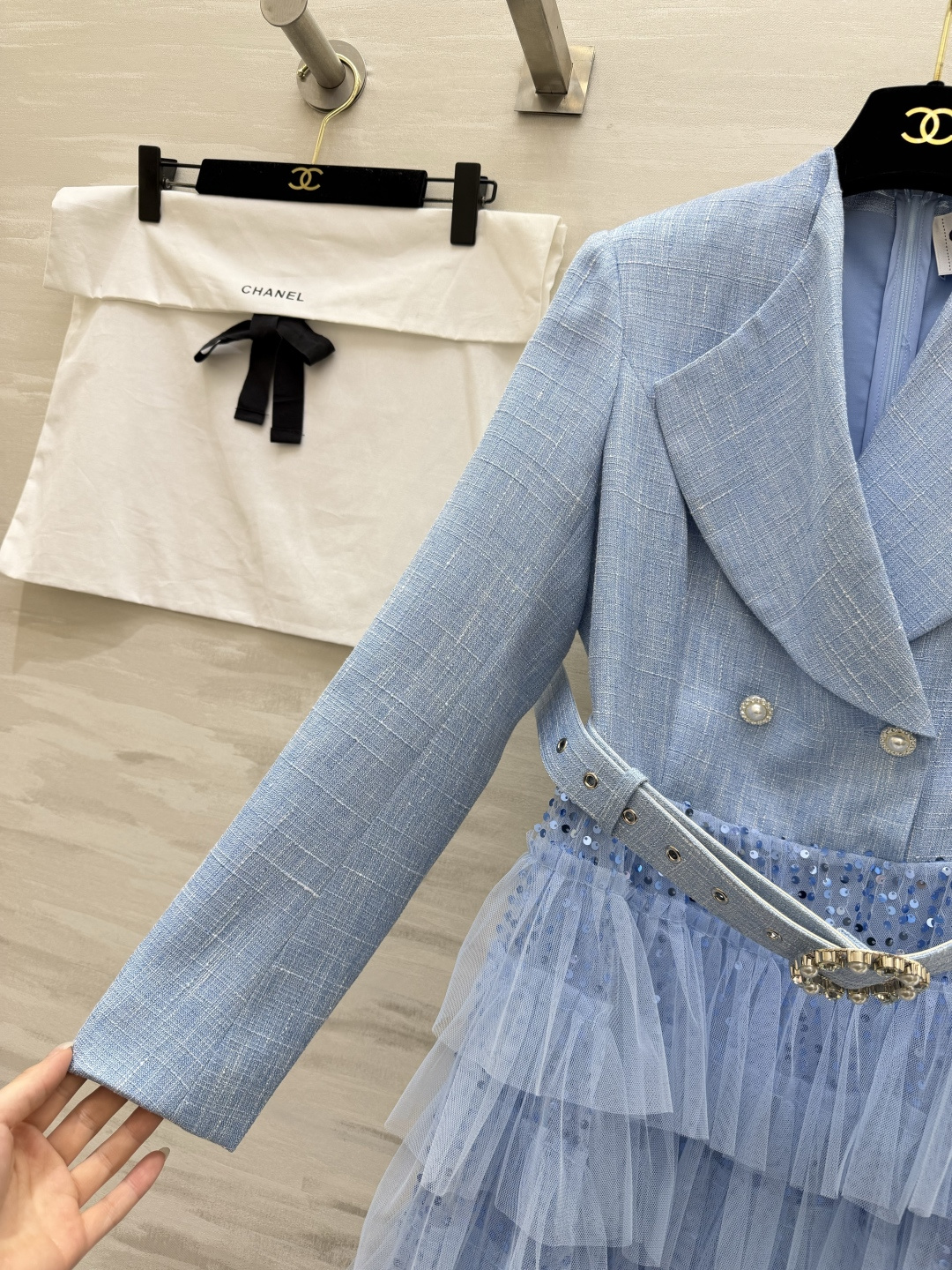 #Chane♡²⁶高奢名媛风西装纱裙 把温柔与高级穿在身上✨ 这件西装纱裙太戳我了！层层叠叠的亮片网纱裙