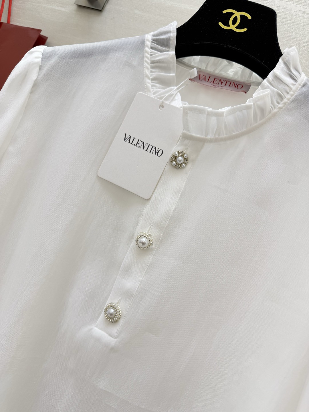 #Valentin♡²⁶春夏新款 蕾丝木耳边衬衣 温柔感满分💯 珍珠扣显贵又精致 白/蓝两色可选 白色像