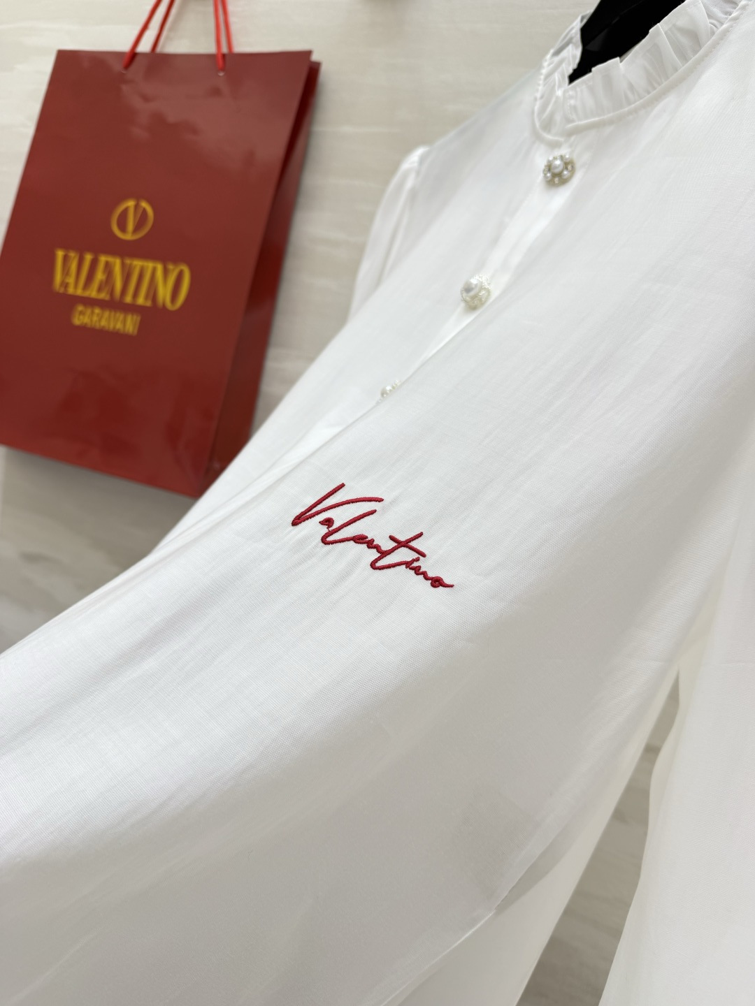 #Valentin♡²⁶春夏新款 蕾丝木耳边衬衣 温柔感满分💯 珍珠扣显贵又精致 白/蓝两色可选 白色像