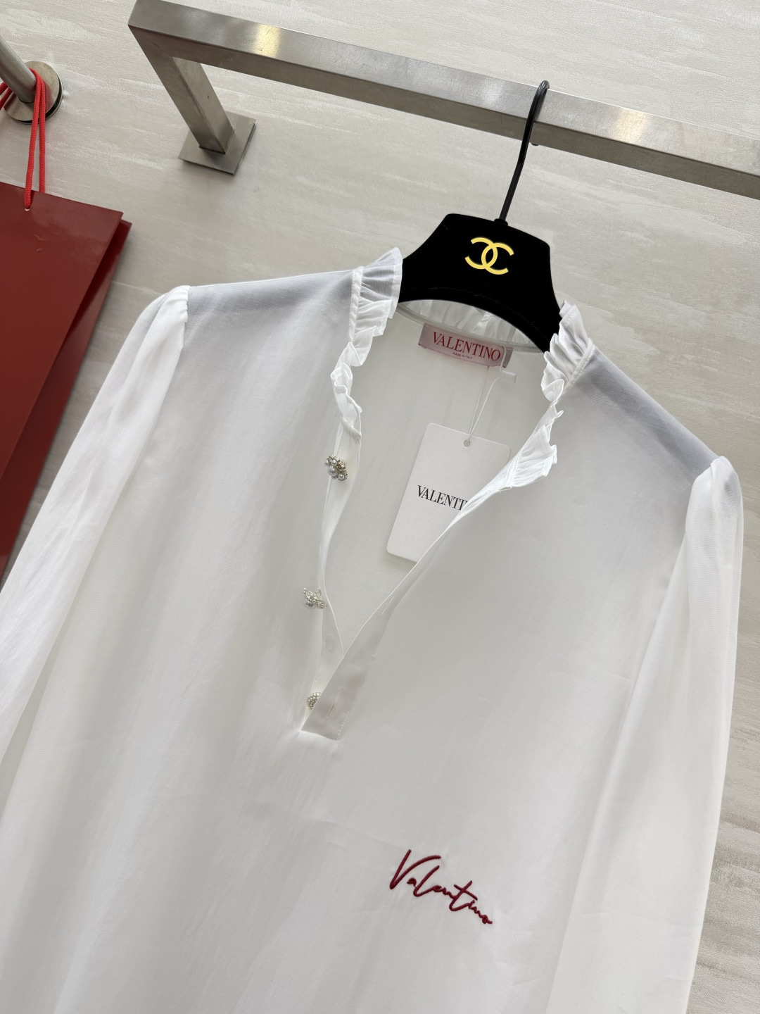 #Valentin♡²⁶春夏新款 蕾丝木耳边衬衣 温柔感满分💯 珍珠扣显贵又精致 白/蓝两色可选 白色像