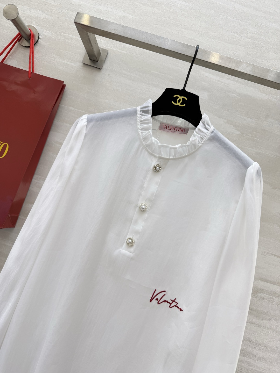 #Valentin♡²⁶春夏新款 蕾丝木耳边衬衣 温柔感满分💯 珍珠扣显贵又精致 白/蓝两色可选 白色像