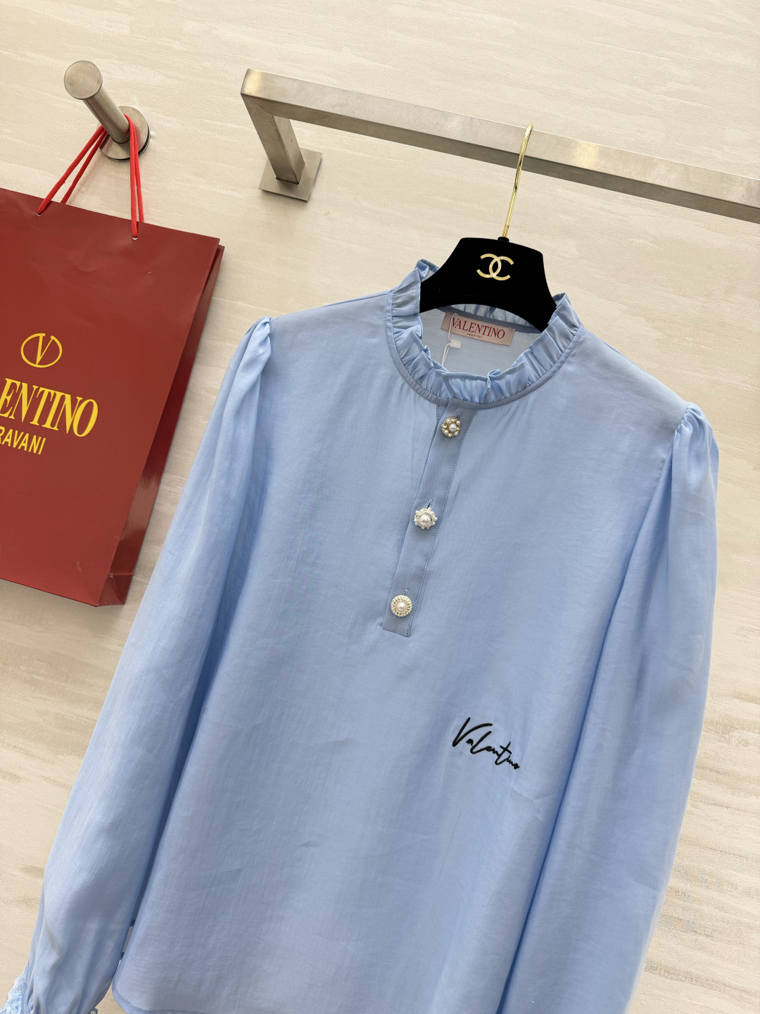 #Valentin♡²⁶春夏新款 蕾丝木耳边衬衣 温柔感满分💯 珍珠扣显贵又精致 白/蓝两色可选 白色像