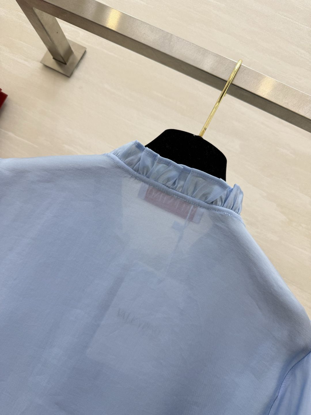 #Valentin♡²⁶春夏新款 蕾丝木耳边衬衣 温柔感满分💯 珍珠扣显贵又精致 白/蓝两色可选 白色像