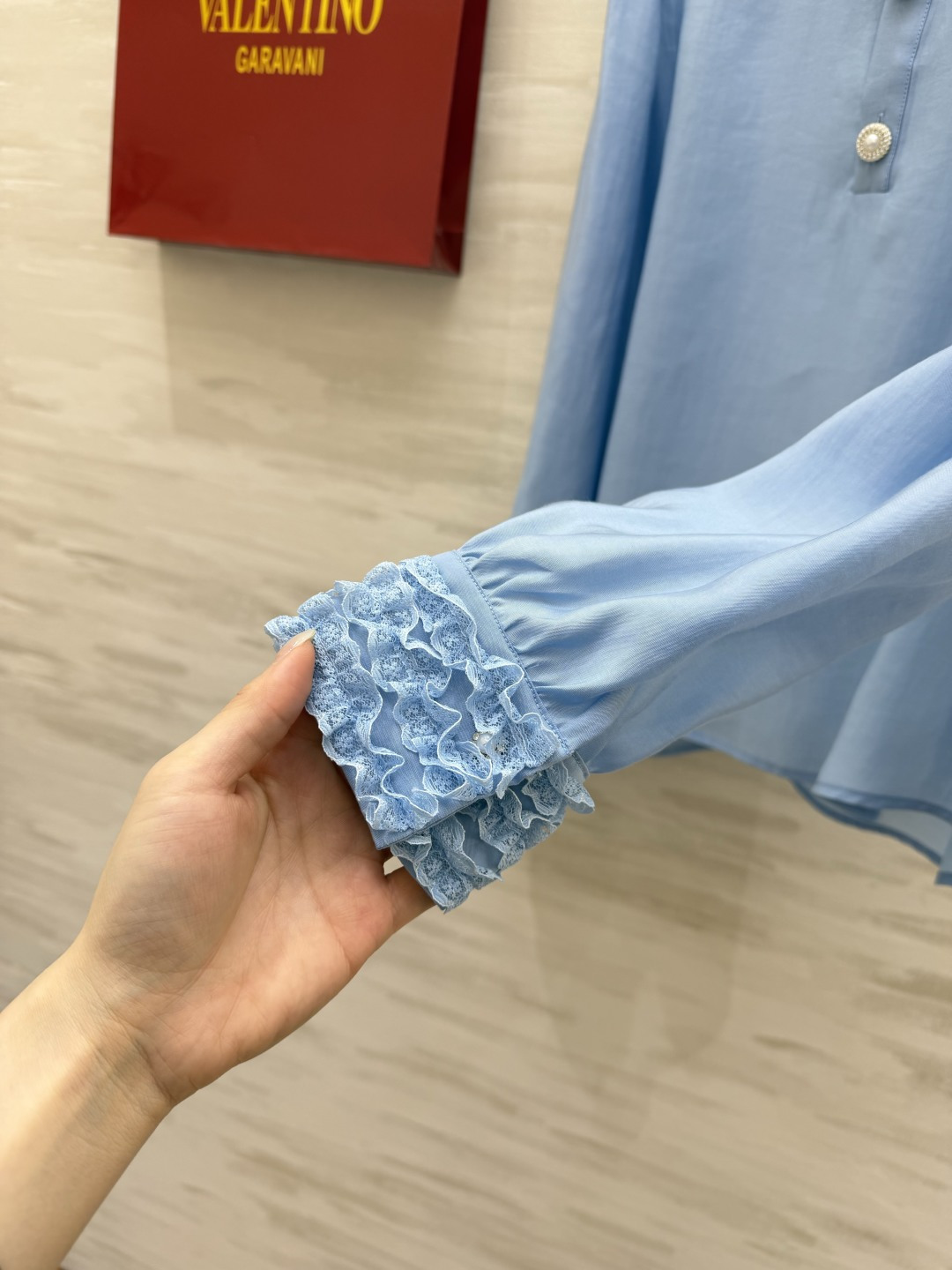 #Valentin♡²⁶春夏新款 蕾丝木耳边衬衣 温柔感满分💯 珍珠扣显贵又精致 白/蓝两色可选 白色像