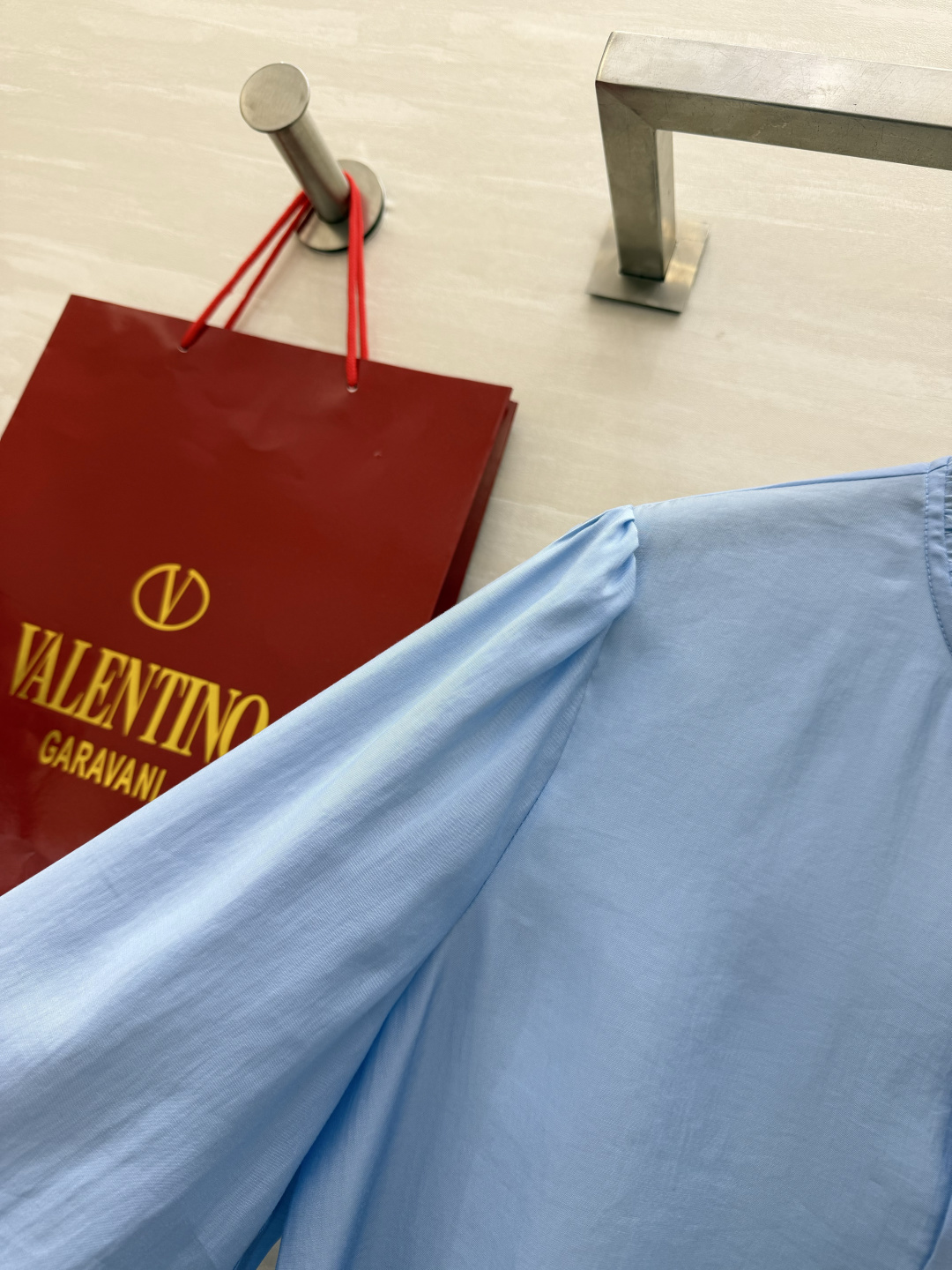 #Valentin♡²⁶春夏新款 蕾丝木耳边衬衣 温柔感满分💯 珍珠扣显贵又精致 白/蓝两色可选 白色像