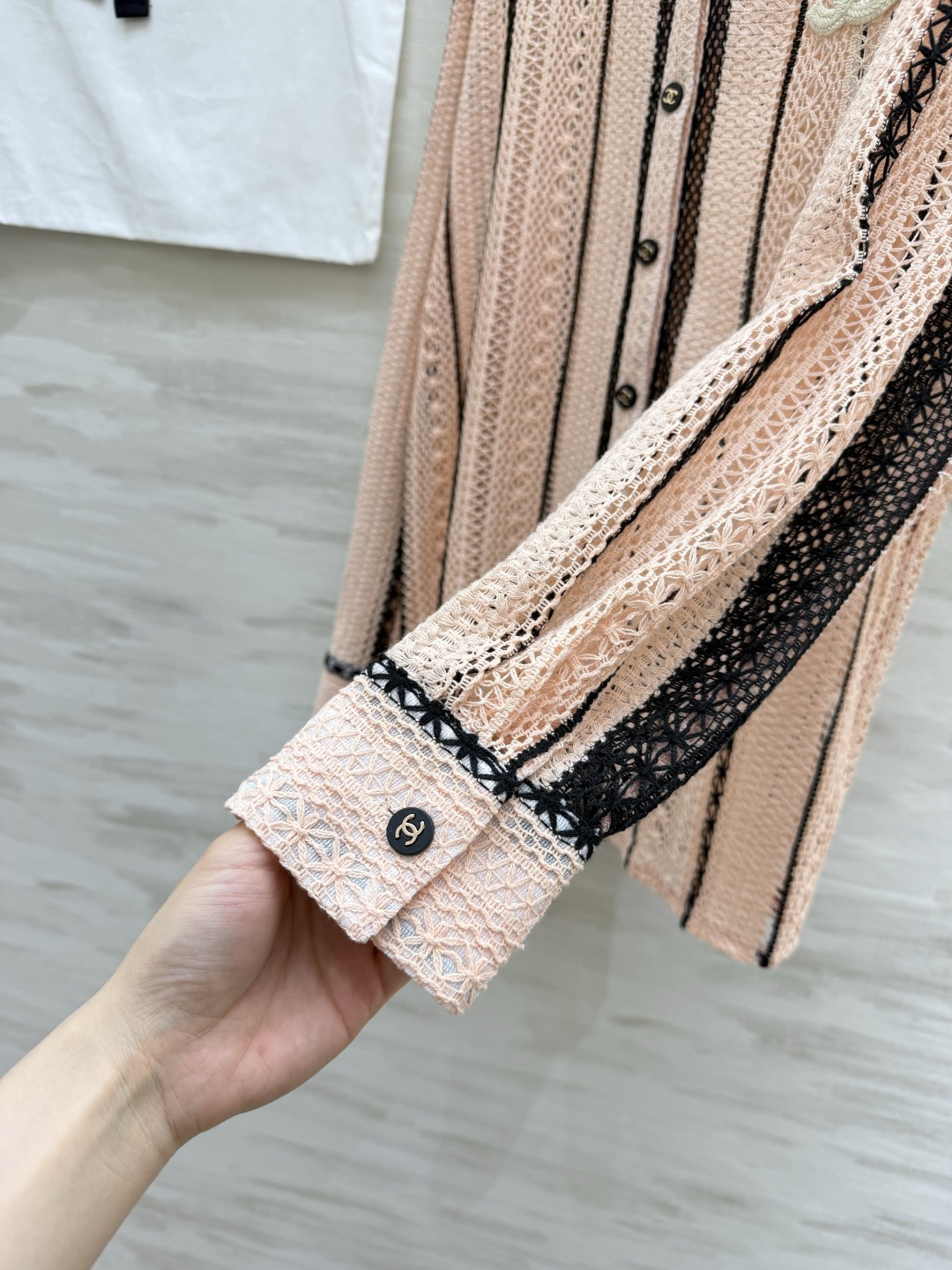 #Chane♡²⁶春夏新款 肌理感镂空衬衣 温柔粉调撞上精致蕾丝肌理 香风条纹镂空自带高级氛围感 重工钩