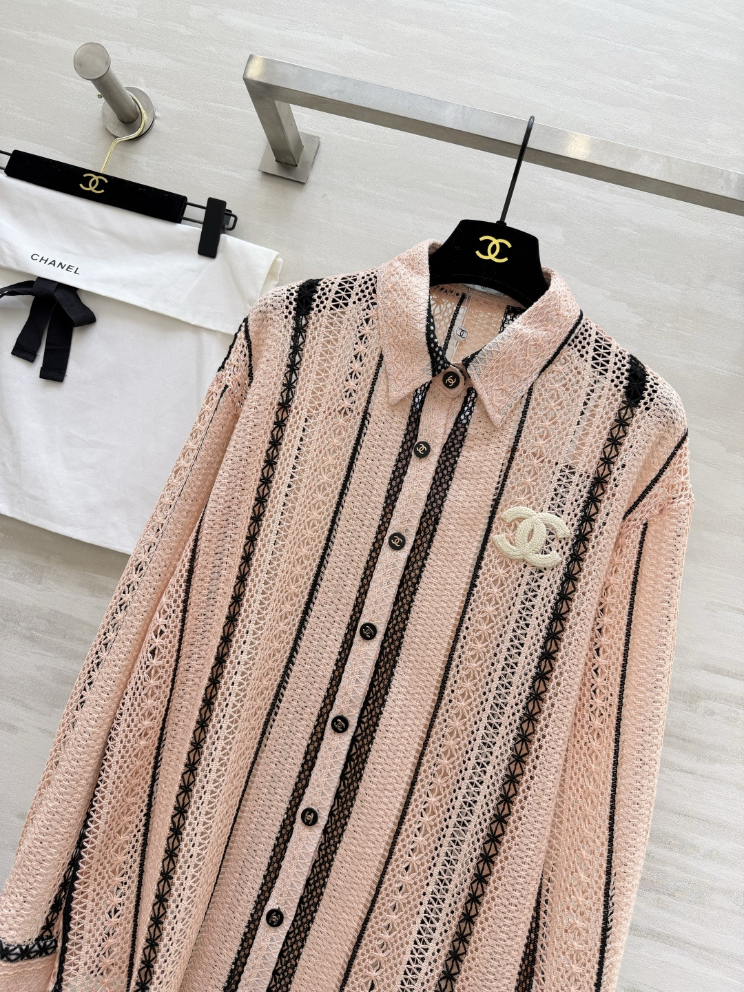 #Chane♡²⁶春夏新款 肌理感镂空衬衣 温柔粉调撞上精致蕾丝肌理 香风条纹镂空自带高级氛围感 重工钩