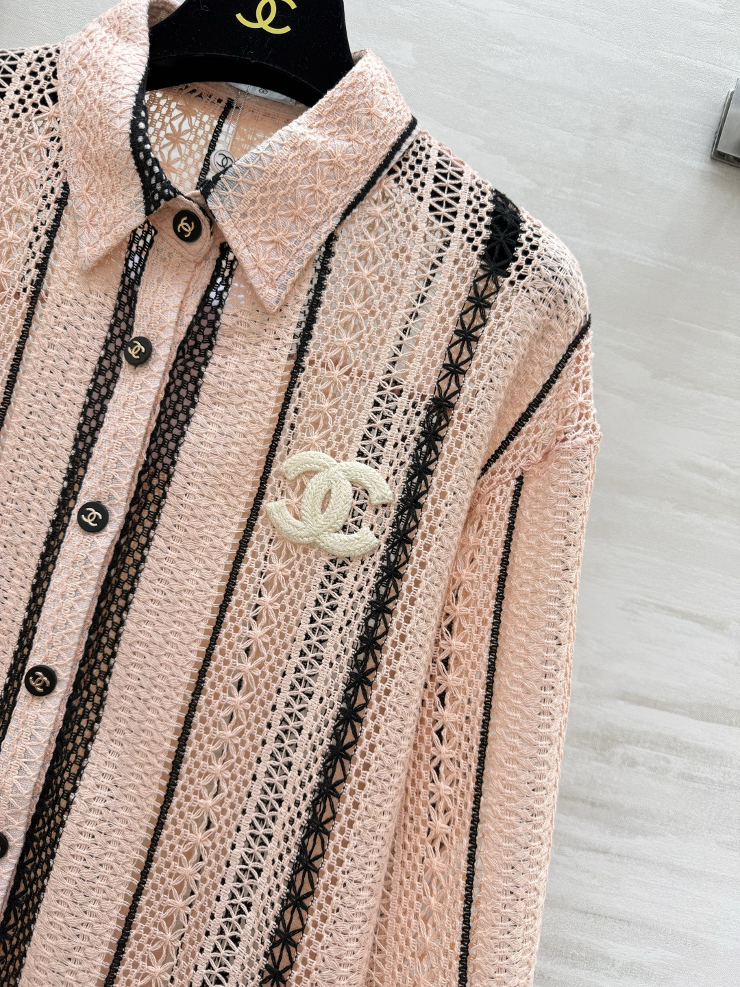 #Chane♡²⁶春夏新款 肌理感镂空衬衣 温柔粉调撞上精致蕾丝肌理 香风条纹镂空自带高级氛围感 重工钩