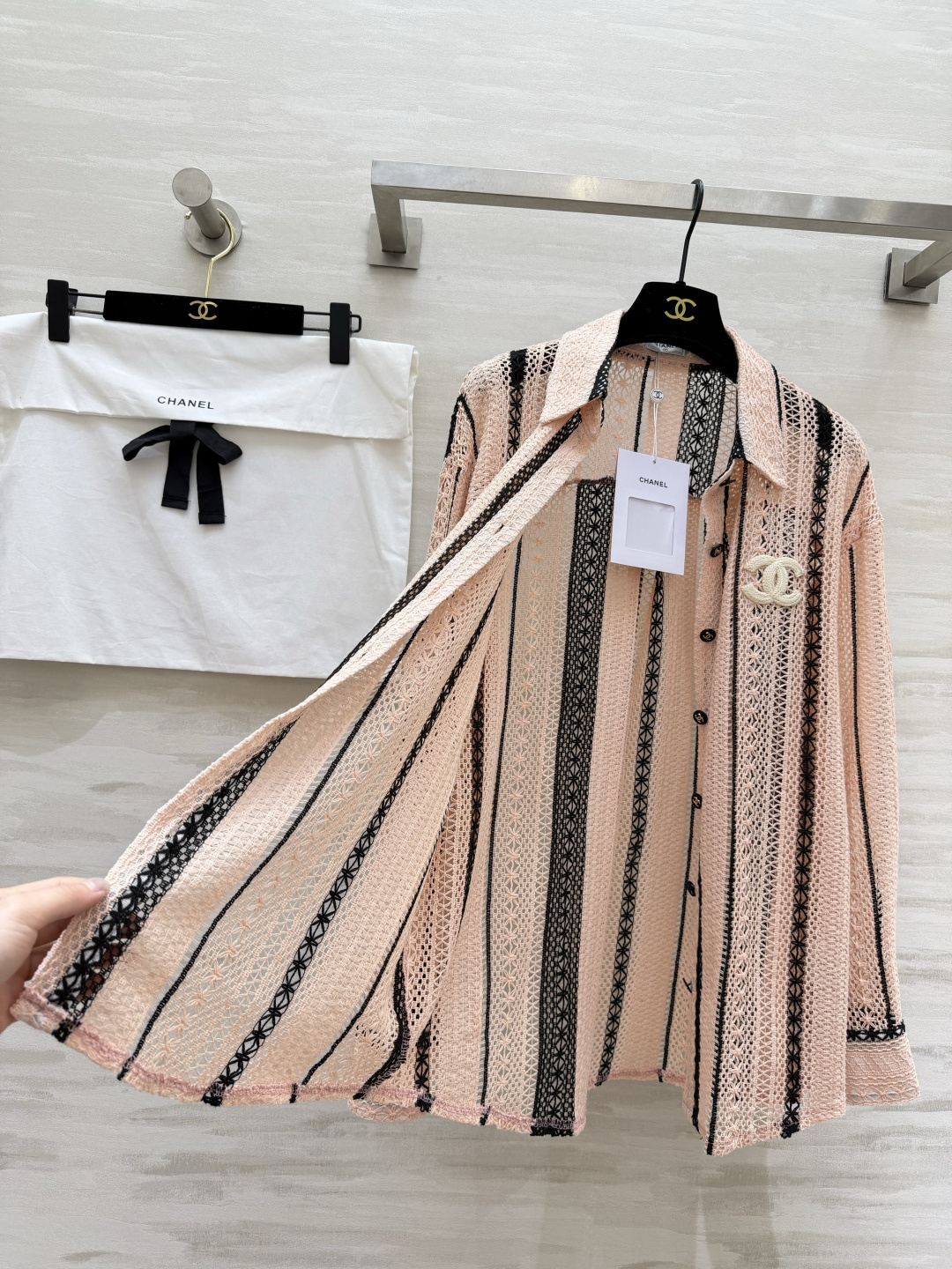 #Chane♡²⁶春夏新款 肌理感镂空衬衣 温柔粉调撞上精致蕾丝肌理 香风条纹镂空自带高级氛围感 重工钩