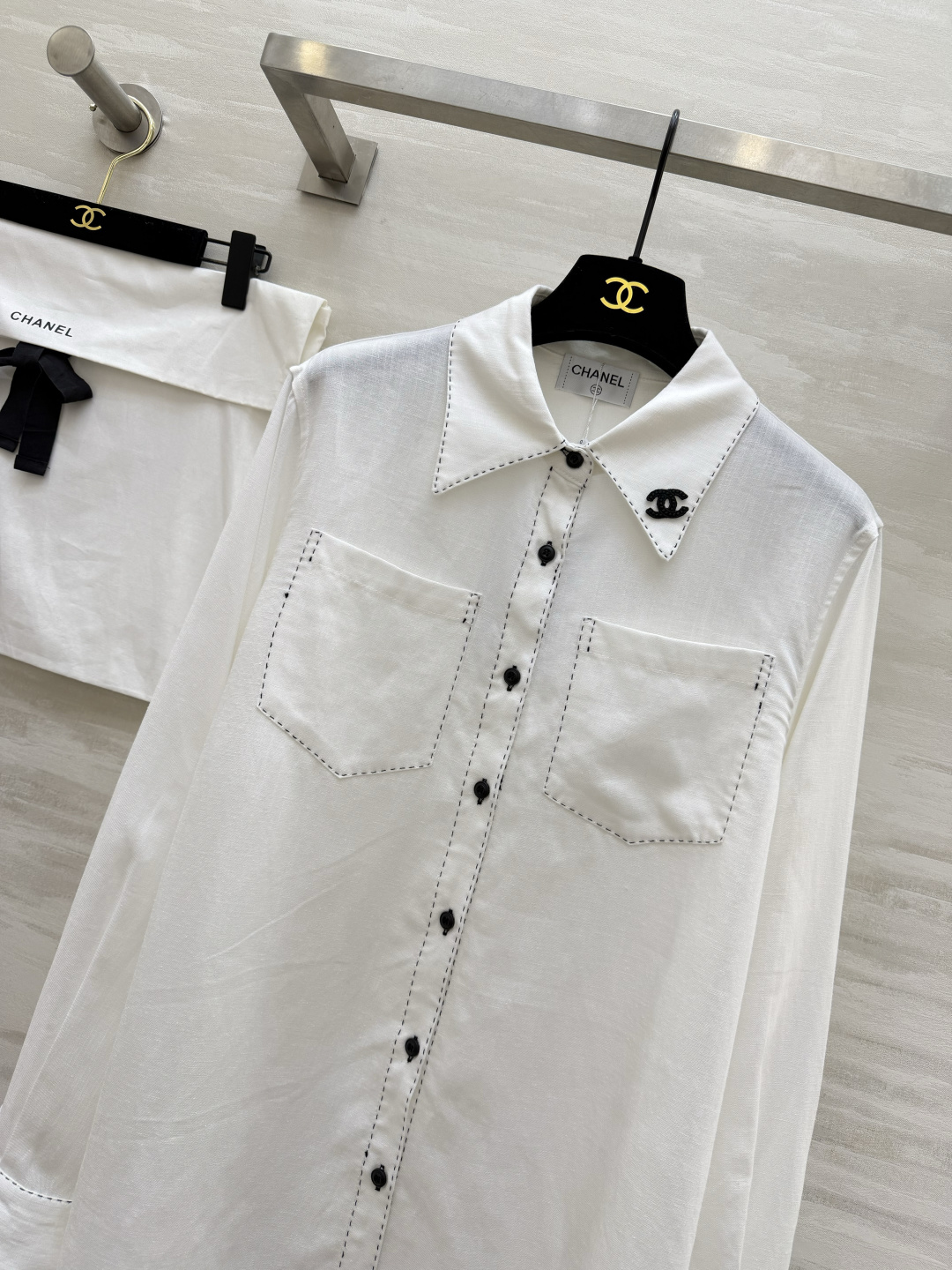 #Chane♡²⁶春夏新款 明线白衬衣 高级松弛感 自带的高级滤镜✨ 经典版型撞上明线细节 棉麻面料亲肤