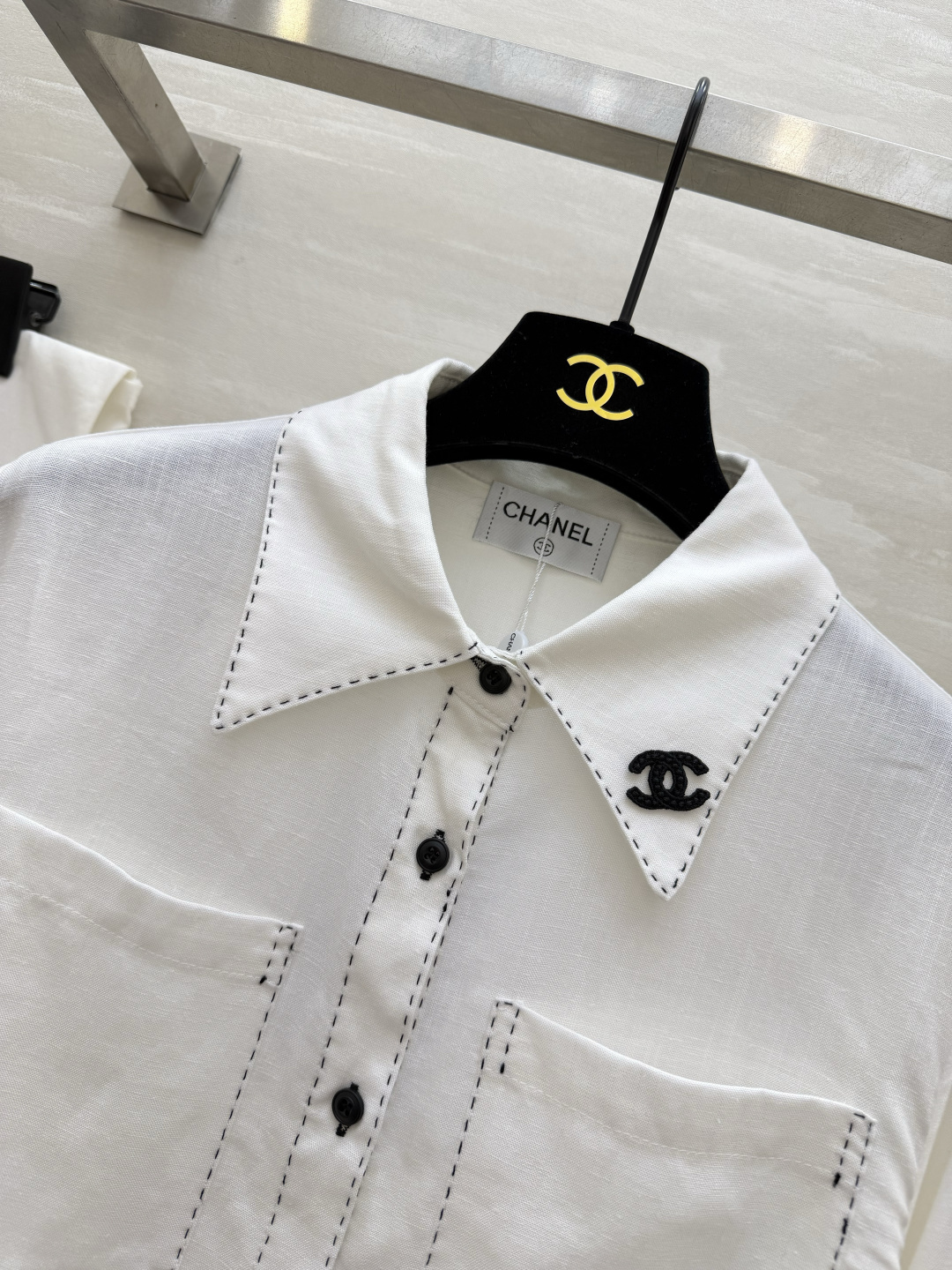 #Chane♡²⁶春夏新款 明线白衬衣 高级松弛感 自带的高级滤镜✨ 经典版型撞上明线细节 棉麻面料亲肤