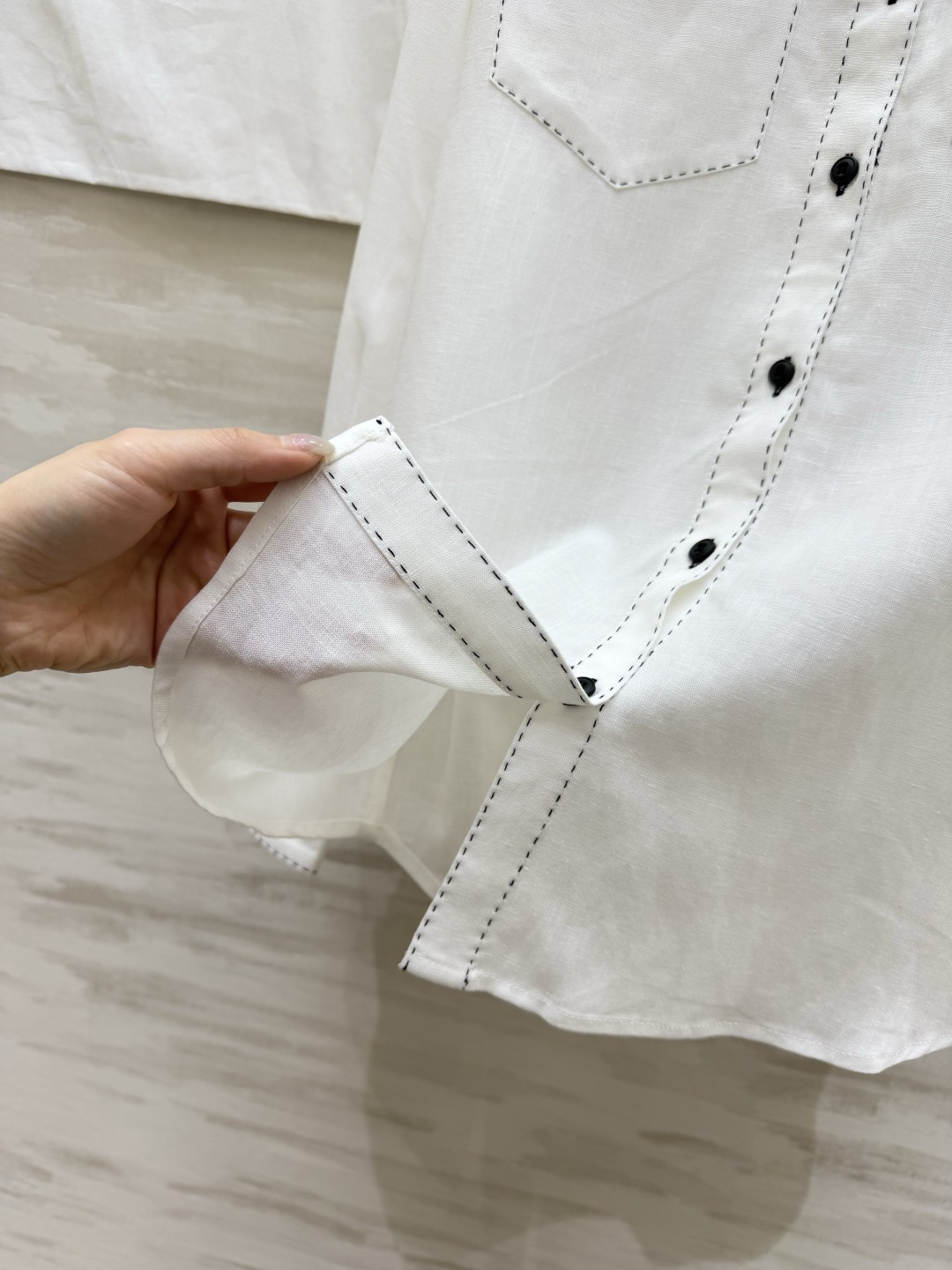 #Chane♡²⁶春夏新款 明线白衬衣 高级松弛感 自带的高级滤镜✨ 经典版型撞上明线细节 棉麻面料亲肤