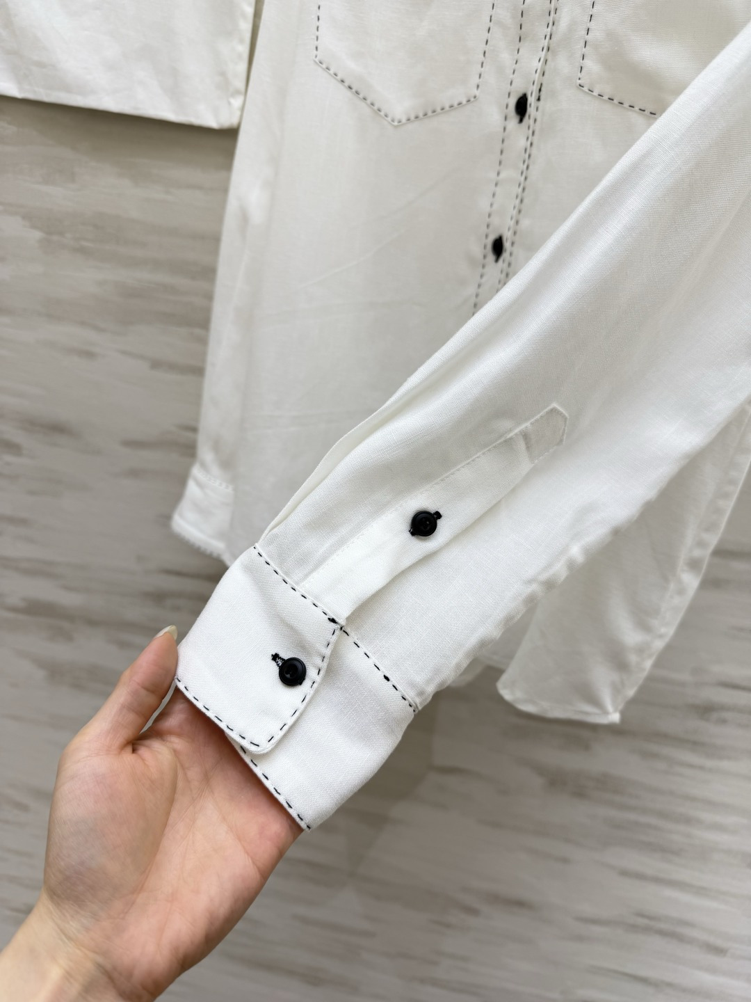 #Chane♡²⁶春夏新款 明线白衬衣 高级松弛感 自带的高级滤镜✨ 经典版型撞上明线细节 棉麻面料亲肤