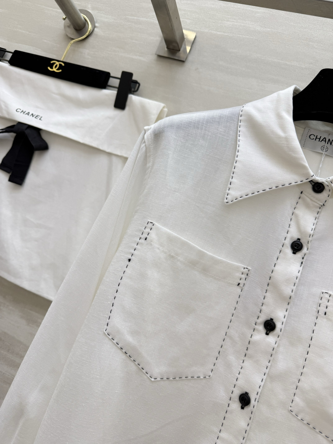 #Chane♡²⁶春夏新款 明线白衬衣 高级松弛感 自带的高级滤镜✨ 经典版型撞上明线细节 棉麻面料亲肤