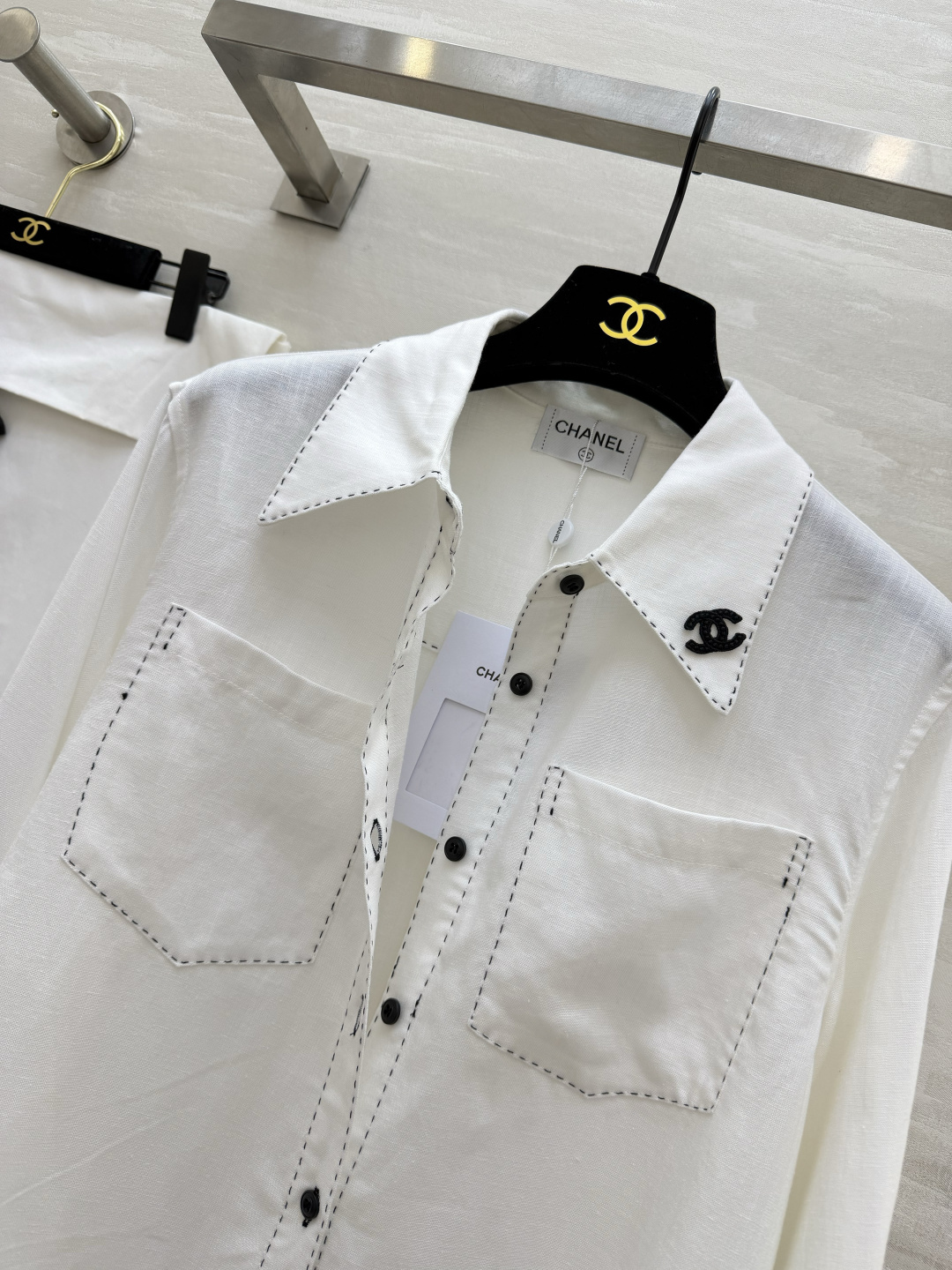 #Chane♡²⁶春夏新款 明线白衬衣 高级松弛感 自带的高级滤镜✨ 经典版型撞上明线细节 棉麻面料亲肤