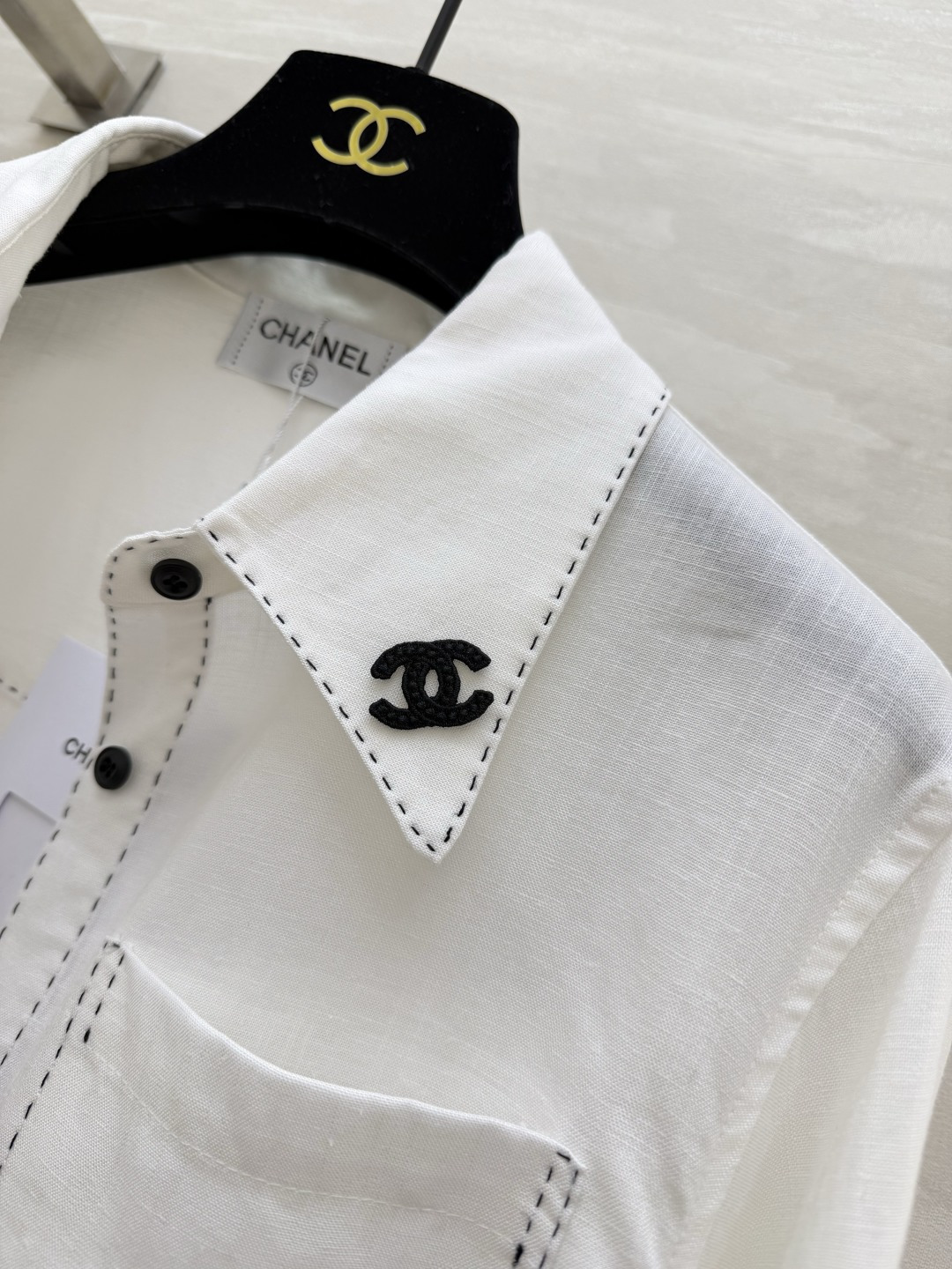 #Chane♡²⁶春夏新款 明线白衬衣 高级松弛感 自带的高级滤镜✨ 经典版型撞上明线细节 棉麻面料亲肤