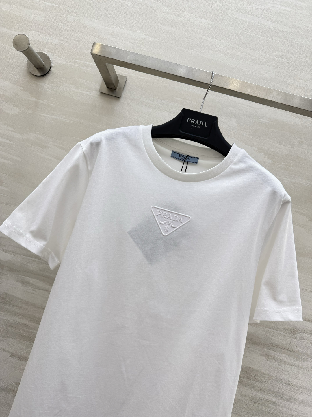 #Prad♡²⁶ss经典三角标T恤 把高级感焊在身上！白/灰/黑三色可选 立体压印logo低调又显贵！纯