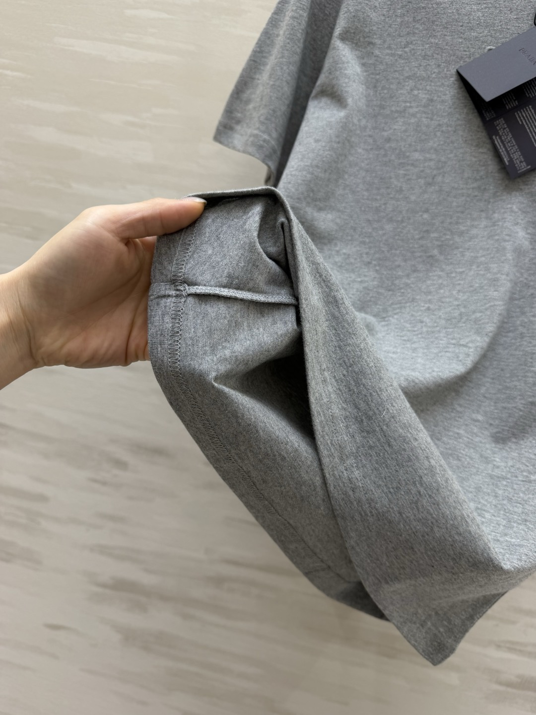 #Prad♡²⁶ss经典三角标T恤 把高级感焊在身上！白/灰/黑三色可选 立体压印logo低调又显贵！纯