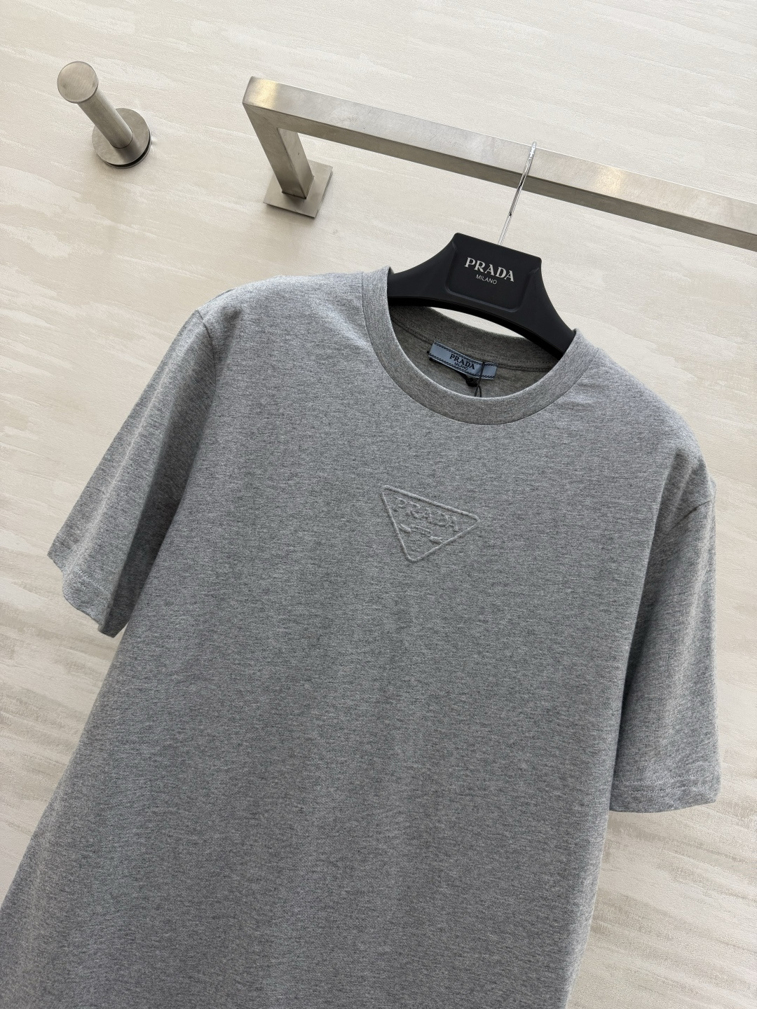 #Prad♡²⁶ss经典三角标T恤 把高级感焊在身上！白/灰/黑三色可选 立体压印logo低调又显贵！纯