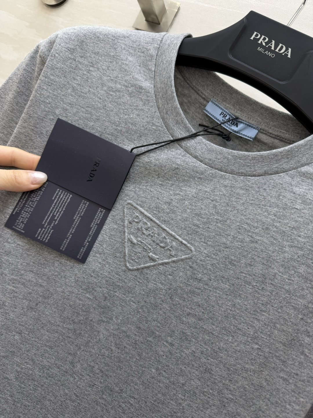 #Prad♡²⁶ss经典三角标T恤 把高级感焊在身上！白/灰/黑三色可选 立体压印logo低调又显贵！纯
