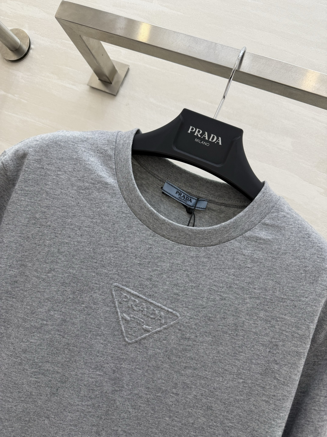 #Prad♡²⁶ss经典三角标T恤 把高级感焊在身上！白/灰/黑三色可选 立体压印logo低调又显贵！纯