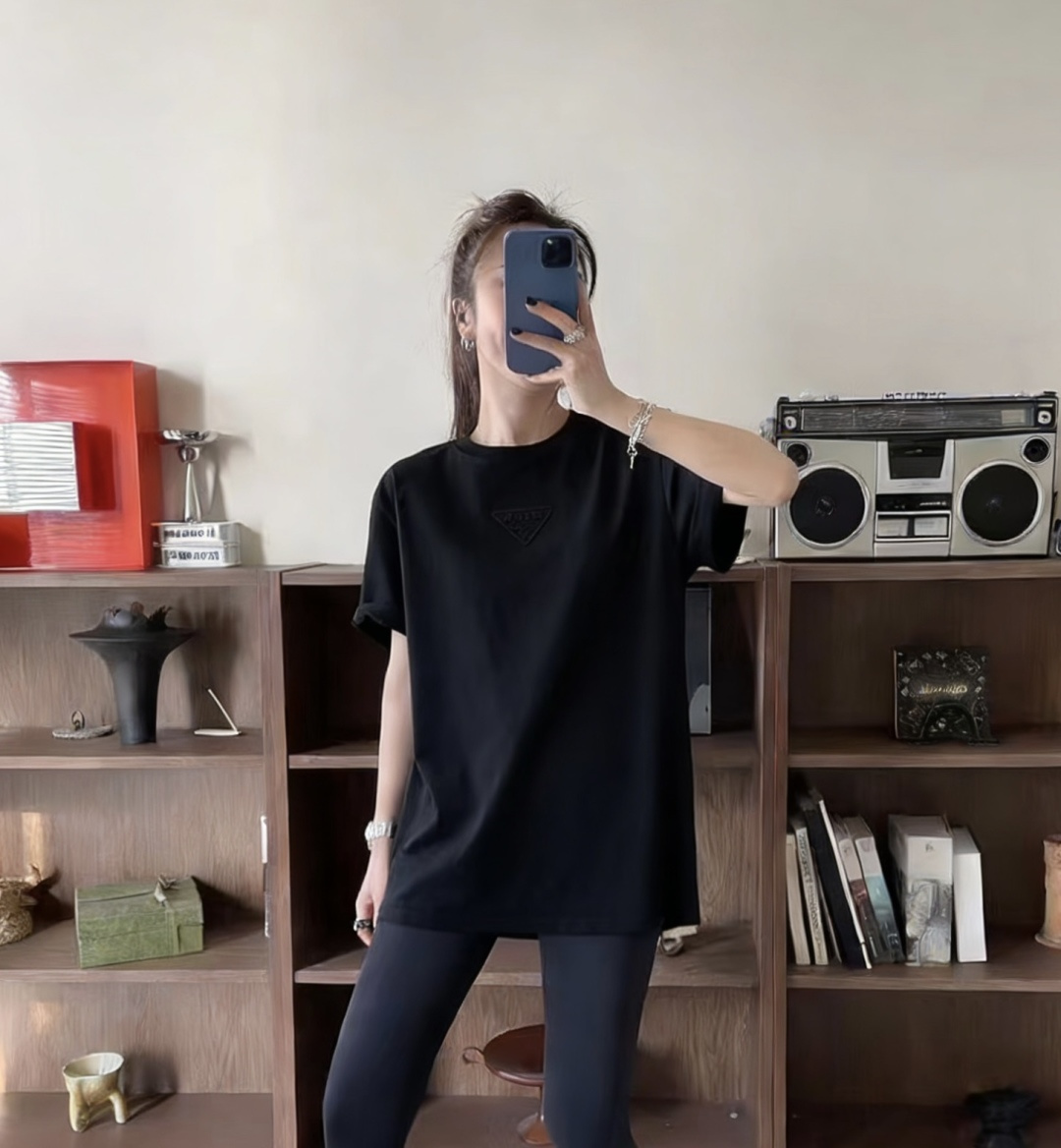 #Prad♡²⁶ss经典三角标T恤 把高级感焊在身上！白/灰/黑三色可选 立体压印logo低调又显贵！纯