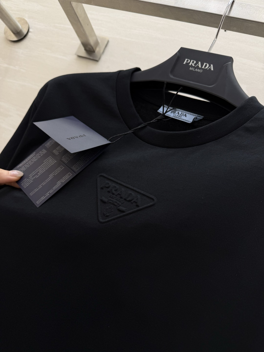 #Prad♡²⁶ss经典三角标T恤 把高级感焊在身上！白/灰/黑三色可选 立体压印logo低调又显贵！纯