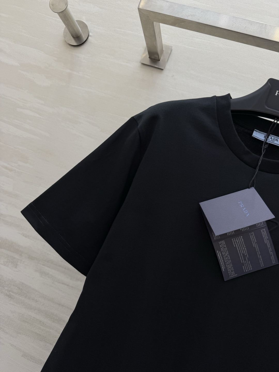 #Prad♡²⁶ss经典三角标T恤 把高级感焊在身上！白/灰/黑三色可选 立体压印logo低调又显贵！纯