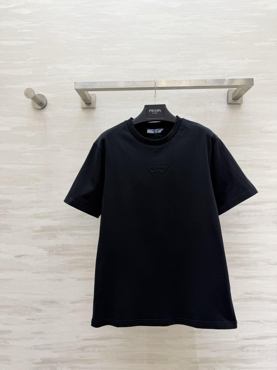 NO:784917,#Pradss classic triangle logo T-shirt welds a sense of luxury to your body!  Available in three colors: white/grey/black. The three-dimensional embossed logo is low-key yet noble!  Pure cotton fabric is breathable and skin-friendly, refreshing and casual. High-quality customization. Available in stock first size S/M/L (S size shoulder width 43, bust 94, length 67), Prada-clothing, prada, prada, tees, t-shirt,19860909#Pradss经典三角标T恤 把高级感焊在身上！白/灰/黑三色可选 立体压印logo低调又显贵！纯棉面料透气亲肤 清爽随性 高品质定制 现货首发sizeS/M/L（s码肩宽43,胸围94,衣长67）,普拉达-服装,prada,prada,tees，t-shirt,,Women's clothing