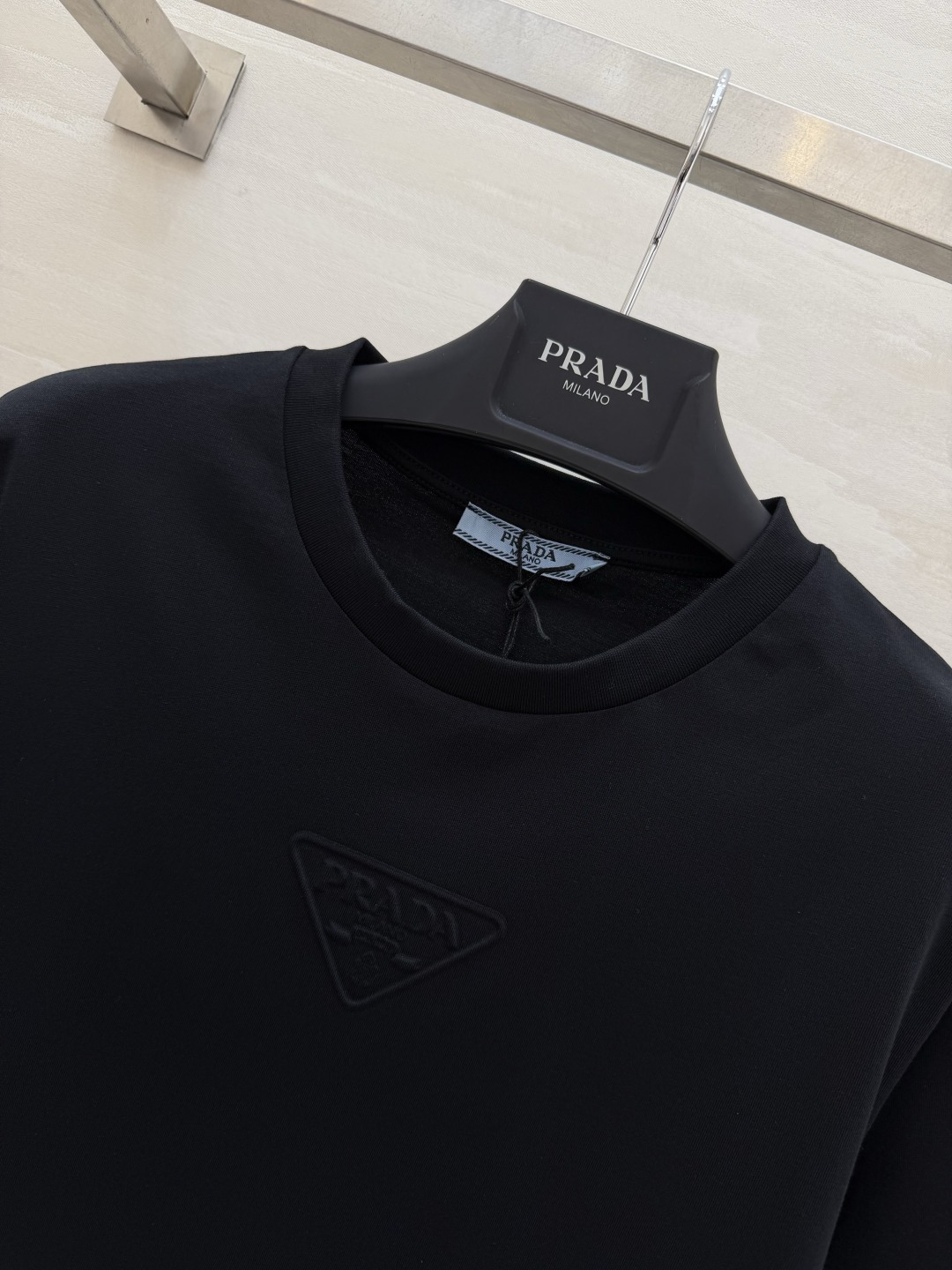 #Prad♡²⁶ss经典三角标T恤 把高级感焊在身上！白/灰/黑三色可选 立体压印logo低调又显贵！纯