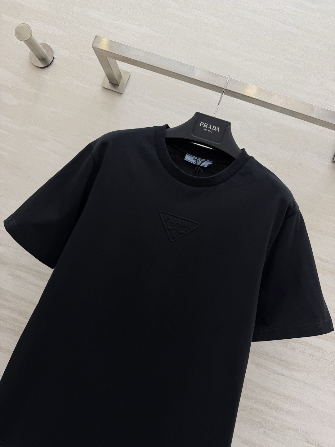 #Prad♡²⁶ss经典三角标T恤 把高级感焊在身上！白/灰/黑三色可选 立体压印logo低调又显贵！纯