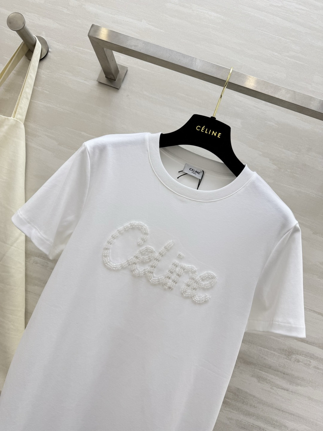 #Celin♡²⁶ss钉珠T恤｜把精致穿在身上 奶白温柔治愈 纯黑酷飒高级 双色可选适配不同风格！立体钉