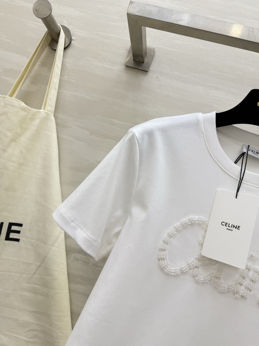 #Celin♡²⁶ss钉珠T恤｜把精致穿在身上 奶白温柔治愈 纯黑酷飒高级 双色可选适配不同风格！立体钉