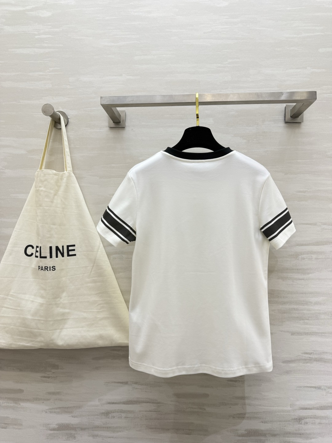 #Celin♡²⁶ 春夏学院风T恤｜永不过时的经典 黑白撞色设计简约又高级 袖边条纹点缀细节 大logo