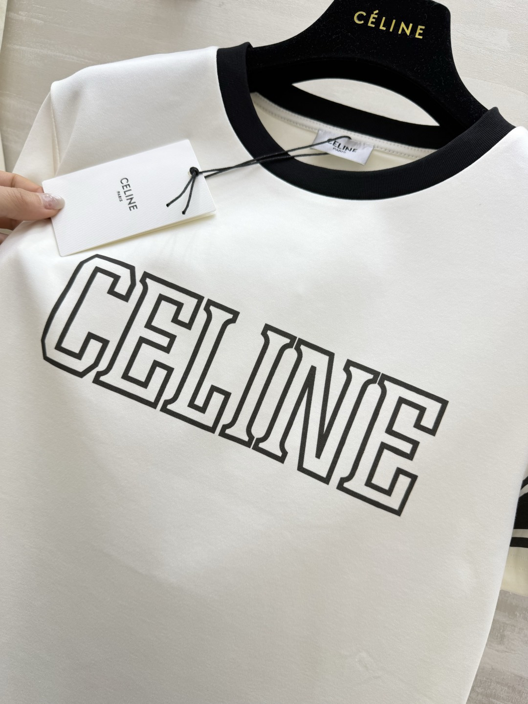 #Celin♡²⁶ 春夏学院风T恤｜永不过时的经典 黑白撞色设计简约又高级 袖边条纹点缀细节 大logo