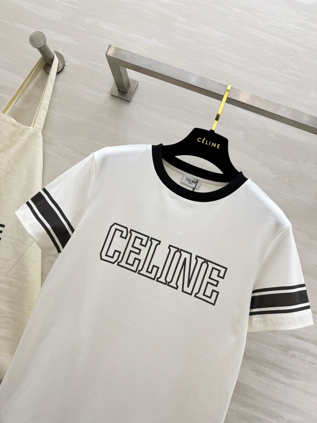 #Celin♡²⁶ 春夏学院风T恤｜永不过时的经典 黑白撞色设计简约又高级 袖边条纹点缀细节 大logo