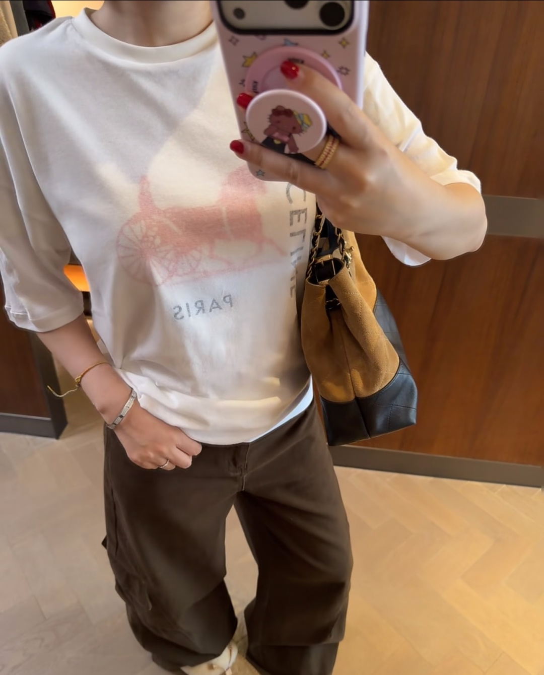 #Celin♡²⁶春夏新款字母T恤🤍 软雾奶白 高级感拉满！内层是经典的品牌字母印花 简约而不失格调 外