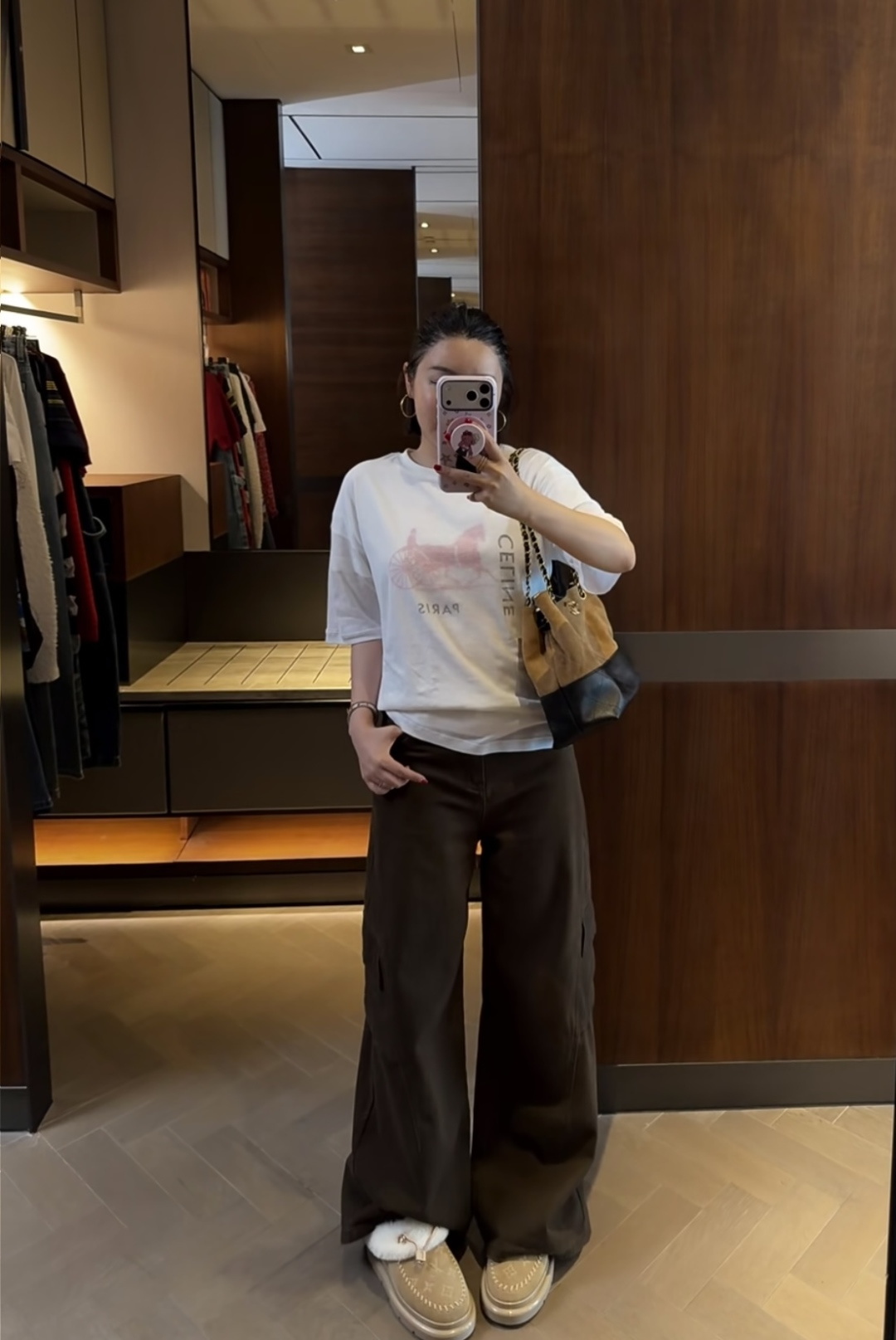 #Celin♡²⁶春夏新款字母T恤🤍 软雾奶白 高级感拉满！内层是经典的品牌字母印花 简约而不失格调 外