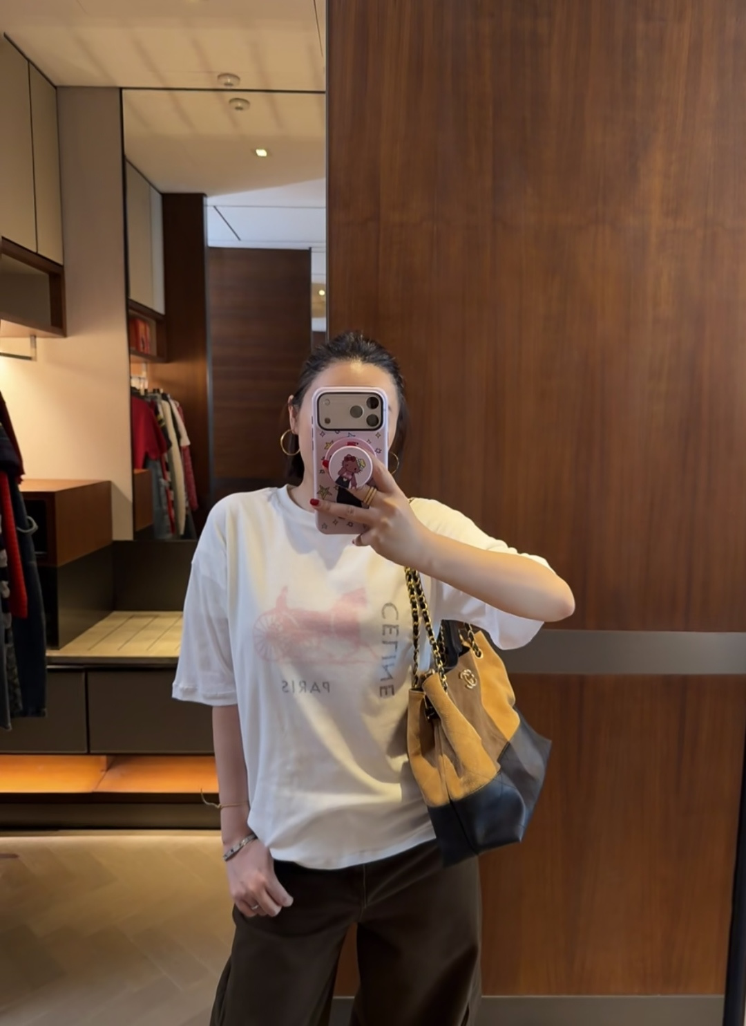 #Celin♡²⁶春夏新款字母T恤🤍 软雾奶白 高级感拉满！内层是经典的品牌字母印花 简约而不失格调 外
