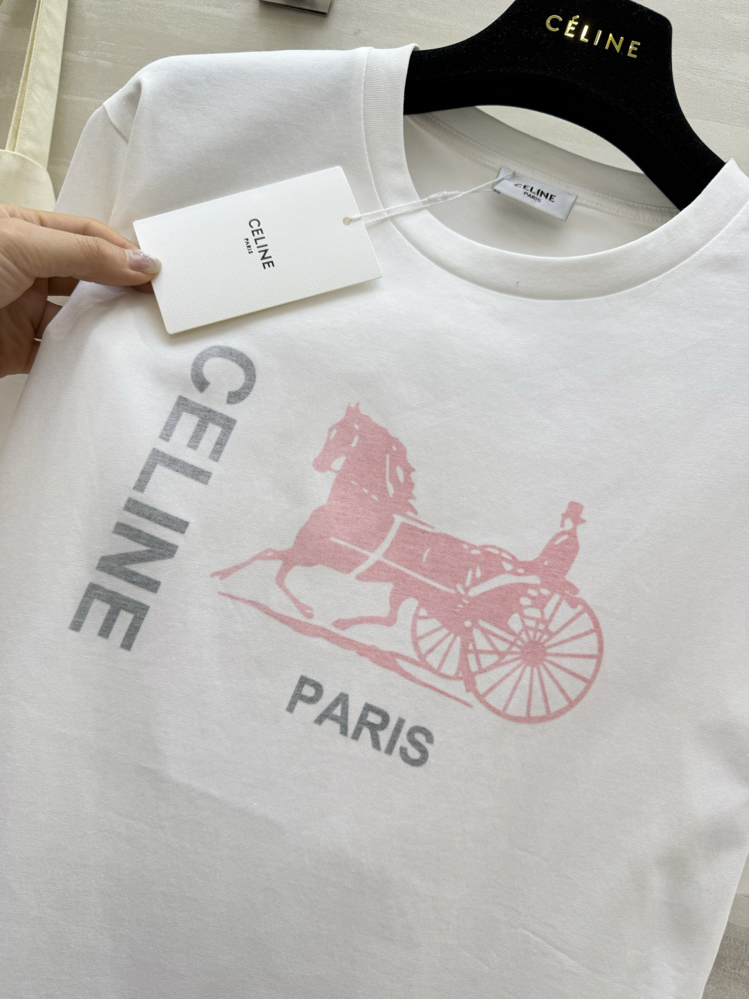 #Celin♡²⁶春夏新款字母T恤🤍 软雾奶白 高级感拉满！内层是经典的品牌字母印花 简约而不失格调 外
