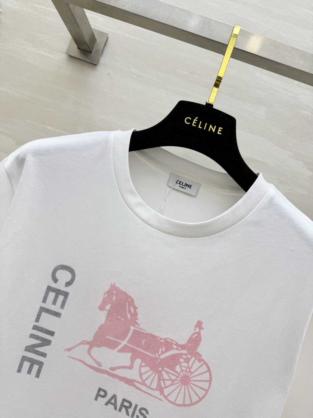 #Celin♡²⁶春夏新款字母T恤🤍 软雾奶白 高级感拉满！内层是经典的品牌字母印花 简约而不失格调 外