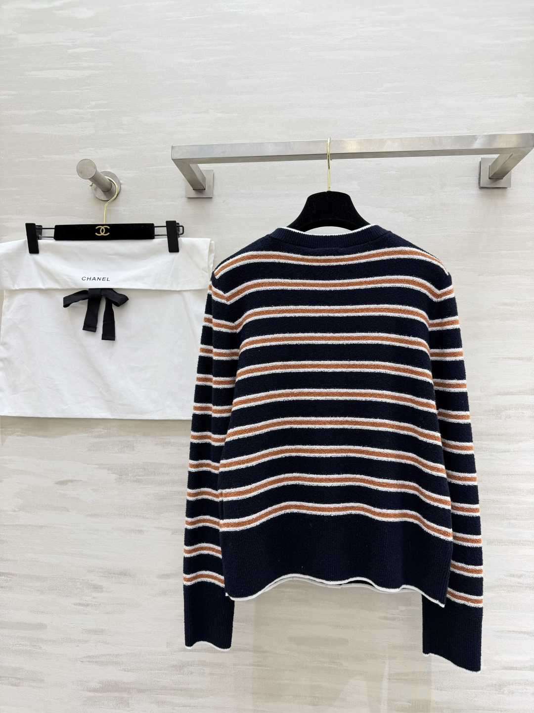 #Chane♡²⁶C度假系列条纹针织开衫 白色底配棕黑横条 学院风满满！针织面料柔软亲肤 宽松版型超显随