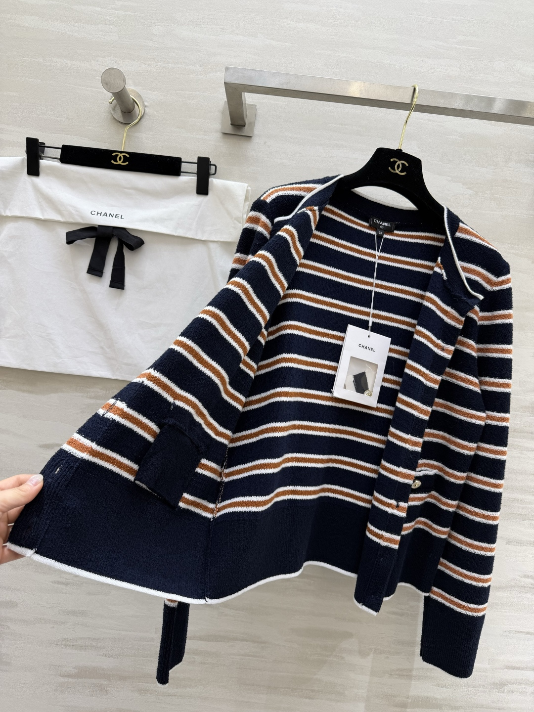 #Chane♡²⁶C度假系列条纹针织开衫 白色底配棕黑横条 学院风满满！针织面料柔软亲肤 宽松版型超显随