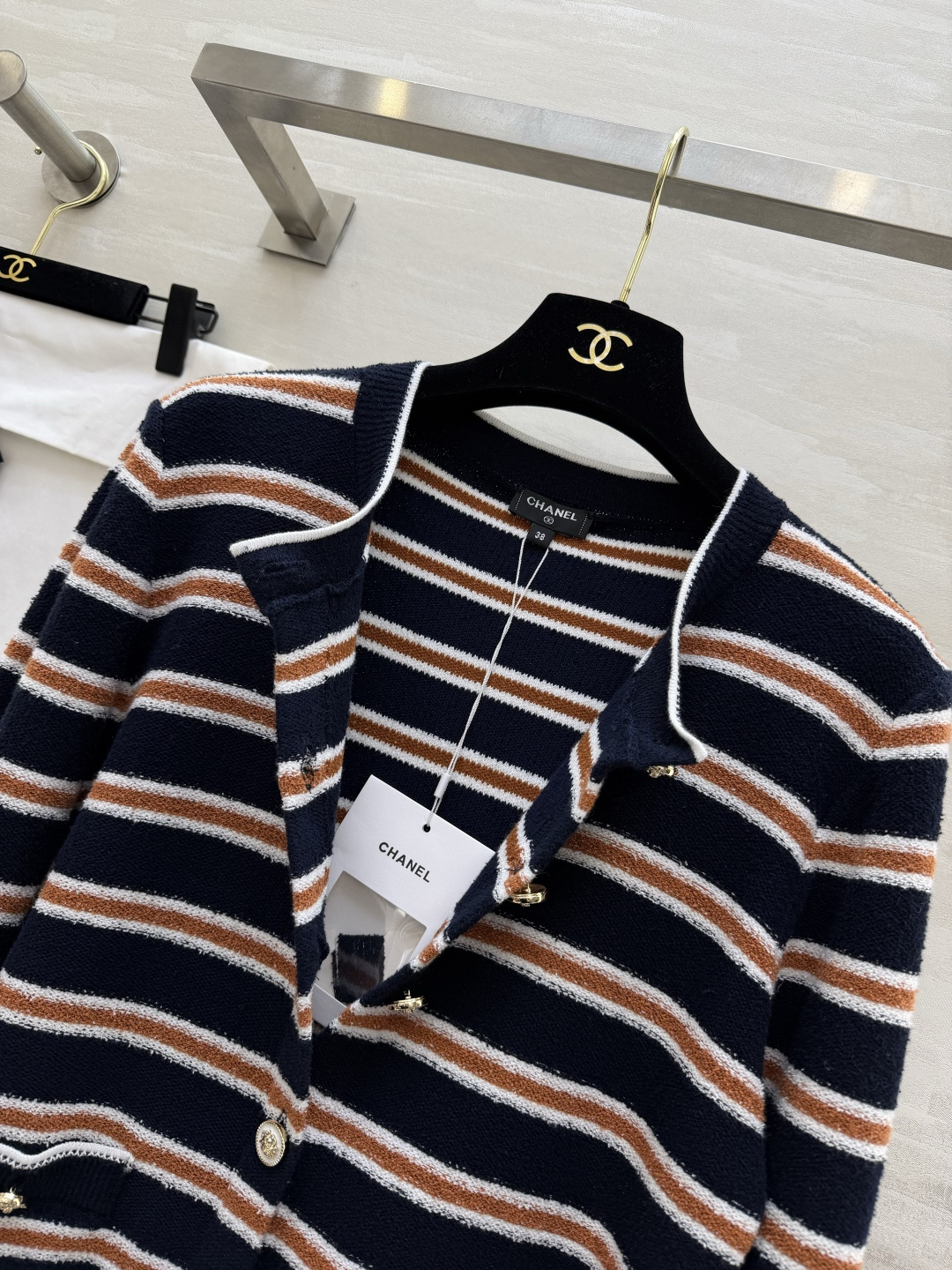 #Chane♡²⁶C度假系列条纹针织开衫 白色底配棕黑横条 学院风满满！针织面料柔软亲肤 宽松版型超显随