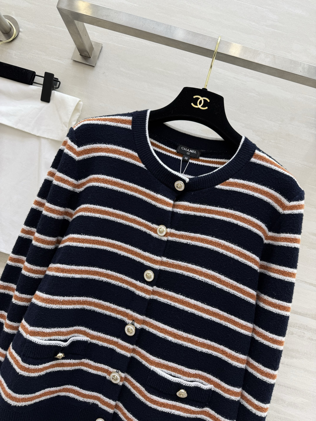 #Chane♡²⁶C度假系列条纹针织开衫 白色底配棕黑横条 学院风满满！针织面料柔软亲肤 宽松版型超显随