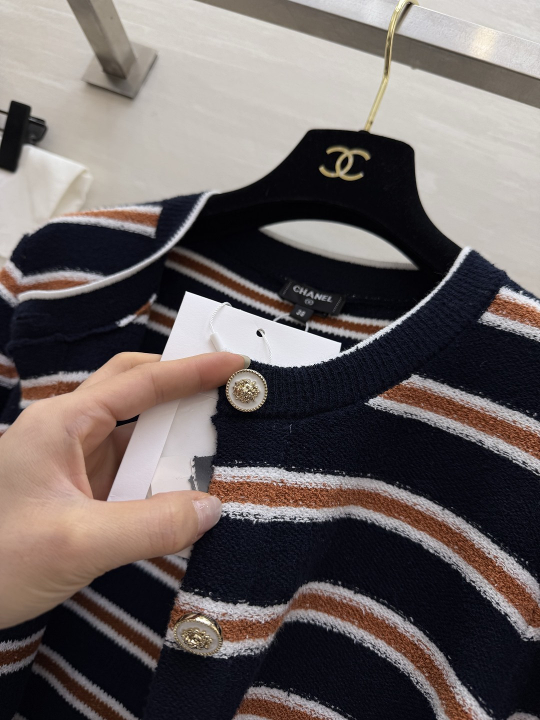 #Chane♡²⁶C度假系列条纹针织开衫 白色底配棕黑横条 学院风满满！针织面料柔软亲肤 宽松版型超显随